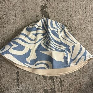 Blue and white pattern bucket hat